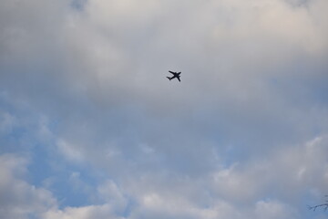 空を飛ぶ飛行機と雲