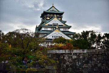 Fototapeta premium 日本の大阪城の紅葉