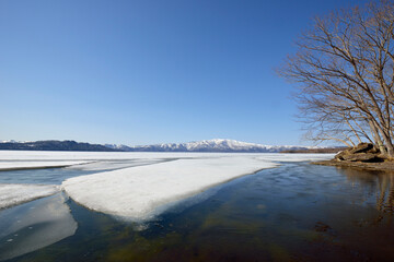 春の屈斜路湖（北海道・弟子屈町）
