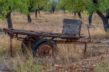 Fototapeta na wymiar old tractor trailer abandoned in the field