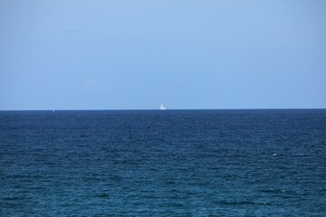 Obraz premium Boat on the horizon 