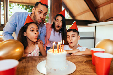 Obraz na płótnie Canvas Latin family celebrating birthday party at home