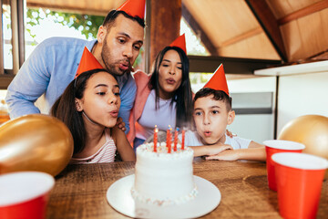 Obraz na płótnie Canvas Latin family celebrating birthday party at home