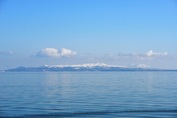 野付半島から見た冬の国後島（北海道・野付半島）
