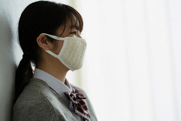 マスクをつけた女子学生の横顔