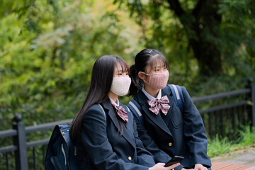 マスクをつけた女子学生2人