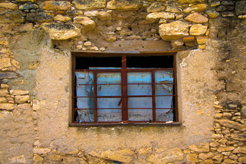 Vieja ventana en destrucción, rodeada de piedra caliza común en las zonas semi desérticas del...