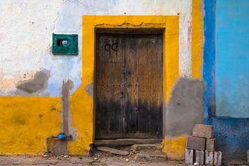 Pintoresca acercamiento de una fachada que aún conserva la puerta original en el pueblo de Armadillo de los Infantes San Luis Potosí México, pueblos mágicos
