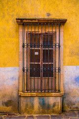 Ventanas de pueblos mineros en México, fachada encontrada en el pueblo de Armadillo de los Infante San Luis Potosí, este lugar actualmente es denominado pueblo mágico.