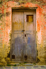 Puerta Rustica de Madera con Paredes deslavadas y agrietadas en el antiguo pueblo de Armadillo de Los Infante San Luis Potosí México, del año 1818 pueblo minero y cuna de la primer imprenta regional