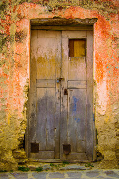 Puerta Rustica de Madera con Paredes deslavadas y agrietadas en el antiguo pueblo de Armadillo de Los Infante San Luis Potos&iacute; M&eacute;xico, del a&ntilde;o 1818 pueblo minero y cuna de la primer imprenta regional