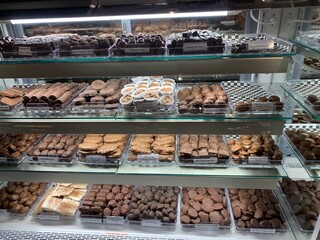 Vitrina de panaderia con cosas dulces 