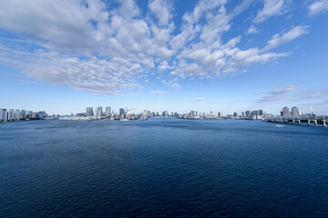 東京湾から臨むベイエリア都市風景