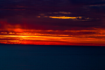 Obraz premium Wallpaper blurred nature of the twilight light in the evening by the large water basin surrounded by big trees, the integrity of the forest