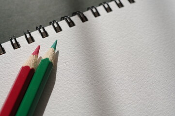 クリスマスカラーの色鉛筆とスケッチブック