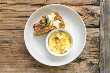 banana cake with cream cheese and crumble