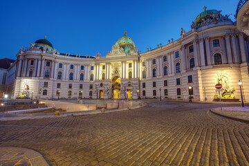 Fototapeta premium The famous Hofburg with the Heldenplatz in Vienna at night