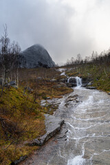 Rzeka Slåttelva w regionie Innhavet w hrabstwie Nordland w Norwegii