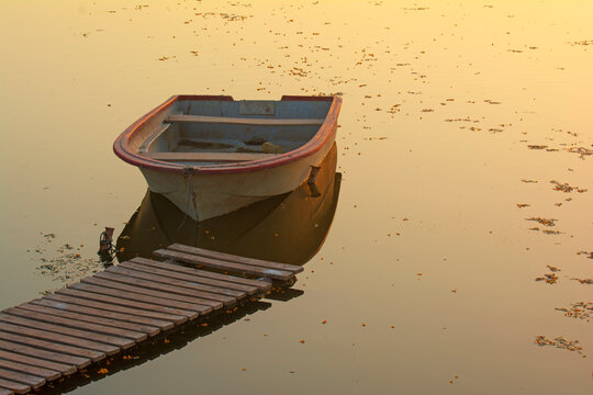 lancha muelle agua lago mar estanque atardecer dia tarde dorado magico espera esperanza huida escapar vacio sentimiento romance romantico drama