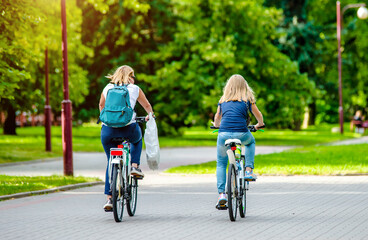 Obraz premium Cyclists ride on the bike path in the city Park 