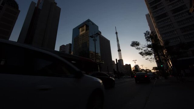 time lapse ao entardecer da avenida paulista pr&oacute;ximo a rua augusta e bela cintra