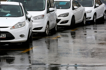 Obraz premium Cars parked on a rainy day