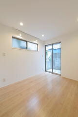 シンプルなフローリングの部屋