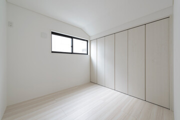 何もないシンプルな白い部屋