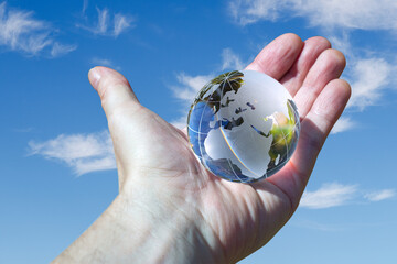 Hand mit Globus