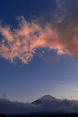 富士山山頂を流れる雲