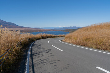 山中湖畔のカーブのある道路