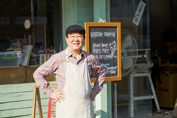 노후에 여유로운 시간을 보내시는 아버지