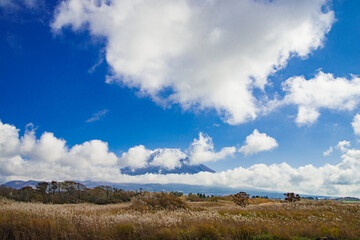 朝霧高原に流れる雲