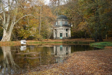 Fototapeta na wymiar Englischer Pavillon im Schlosspark Dresden Pillnitz
