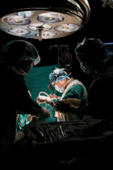 수술실에서 수술중인 의사와 간호사