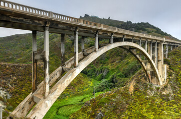 Fototapeta premium Rocky Creek Bridge - Big Sur, California
