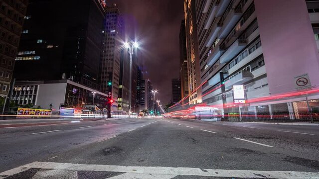 motion time lapse da avenida paulista durante a noite, regi&atilde;o da rua augusta e bela Cintra na capital de S&atilde;o Paulo