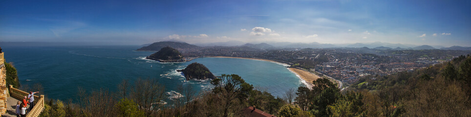 Fototapeta na wymiar Panoramic view of the La Concha's beach in San Sebastián (Spain).