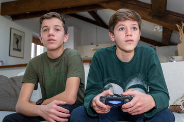 Adolescents jouant à la console de jeux à la maison