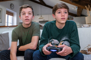 Adolescents jouant à la console de jeux à la maison