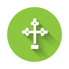 Obraz premium White Christian cross icon isolated with long shadow. Church cross. Green circle button. Vector.