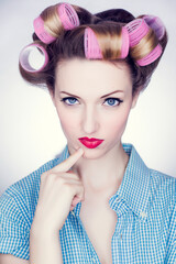 Junge Frau mit Lockenwicklern