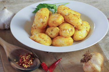 pommes de terre cuite aux épices et herbes aromatiques