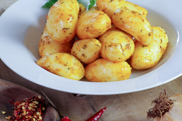 pommes de terre cuite aux épices et herbes aromatiques