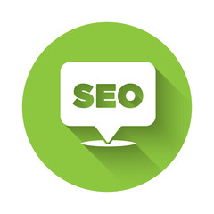 White SEO optimization icon isolated with long shadow. Green circle button. Vector.