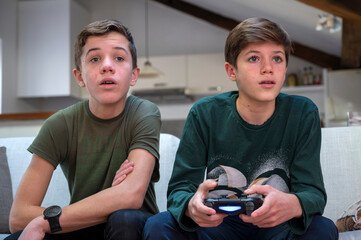 Adolescents jouant à la console de jeux à la maison