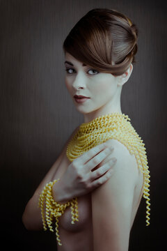 Frau mit Nudelschmuck