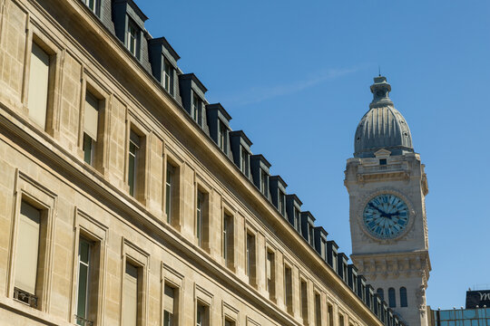 clock in paris france
