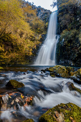 Fototapeta na wymiar view of the Cascada de Cioyo waterfalls in Asturias in late autumn