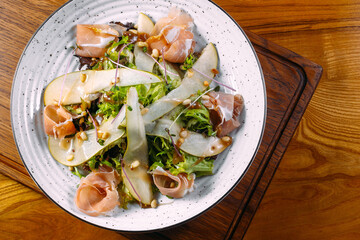 salad with pear and jamon